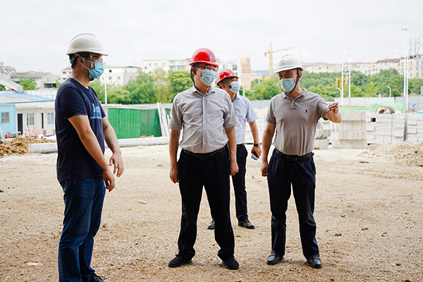 市國資委敬東陽主任帶隊調(diào)研綿陽機(jī)場T2航站樓1.jpg